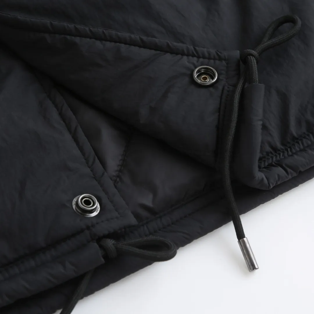 P620 25FW Ralph Lauren Red Label Lightweight Cotton Jacket (Coach Jacket) Fabric Procurement: A combination of pragmatism and classic texture Material: High-density nylon taffeta Features: Density is about 210T-300T, smooth and slightly matte surface, excellent windproof and waterproof performance (with DWR water-repellent treatment), strong wrinkle resistance and easy care, in line with the positioning of American casual "durable and practical".  Color: Classic dark black, using vat dyeing process (dye penetrates into the fiber), the color fastness reaches ISO level 4 or above to avoid fading or color transfer after washing.  2. Lining fabric Material: Lightweight cotton-polyester blended lining (65% Polyester + 35% Cotton) Function: Reduce friction between the fabric and inner clothing, improve wearing smoothness; blended material has both breathability and durability to avoid the stuffy feeling of pure nylon lining.  Version and cutting process Version: Classic Coach Jacket, loose version, slightly dropped shoulder line (shoulder width is 1-2cm wider than the standard version), length to the hips, and slightly tapered straight sleeves, taking into account both freedom of movement and casual style.  Embroidery technology: Polo horse logo on the left chest: flat satin stitch embroidery (satin embroidery), embroidery thread: 100% polyester high color fastness embroidery thread (the color number is consistent with the brand’s standard red color card), stitch density 12-15 stitches/cm, the outline of the horse logo is clear, and the details of the rider and horse are burr-free.  Embroidery positioning: precise positioning through the template (12cm from the neckline and 8cm from the placket) to ensure left and right symmetry and centering.  Topstitching technology: The seams of the body are made of double-needle flat seams (needle pitch 3cm/10 needles), the stitches are smooth and straight, the stitching color is dark black (the same color as the fabric), and the stitch width is 0.5cm, which enhances firmness while forming simple decorative lines.  1. Main body splicing, splicing of the front placket and body: The placket is made of double-layer folding + flat seam splicing, with a thickness of about 0.3cm to ensure that the buttons are not easily deformed when fixed; the edges of the placket are cut with a hot knife to avoid burrs.  Sleeve panels are spliced ​​to the body: the armholes are spliced ​​with round-head keyhole machine seams + flat seams. After splicing, the armholes have a natural curvature and no sense of tightness during movement; the height of the sleeves is about 8-10cm, which is in line with the loose characteristics of casual jackets.  Main button: black urea resin button, matte surface treatment, buttonholes are hand-made keyholes (6 strands of cotton thread, keyhole density 8 stitches/mm), the edges of the eyelets are smooth and without burrs.  Collar buttons: The first button on the collar is a hidden button (diameter 12mm), which prevents the collar from opening and improves the neatness of wearing.  SIZE: S M L XL